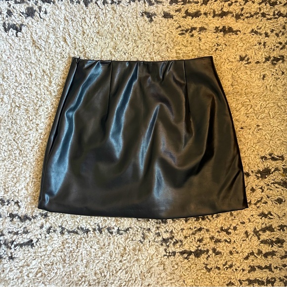 A&F Scarlett Mini Skort in faux leather - Picture 2 of 5